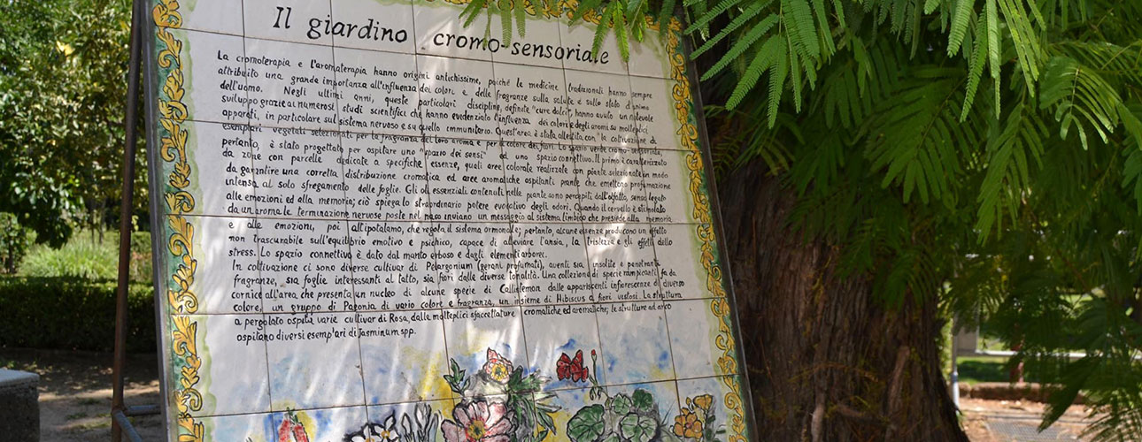 Il pannello espositivo del giardino cromo-sensoriale realizzato a mano da artigiani ceramisti.